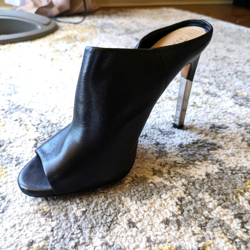 Bcbg Max Azria hot 🔥 leather mules! GREAT PRICE